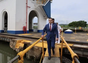 Embajador de EEUU visita el Canal de Panamá y asegura que trabajará para garantizar paso gratuito de buques de su país
