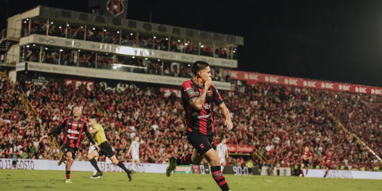 Alajuelense vence a Saprissa en el Clásico y avanza a la Gran Final del fútbol costarricense