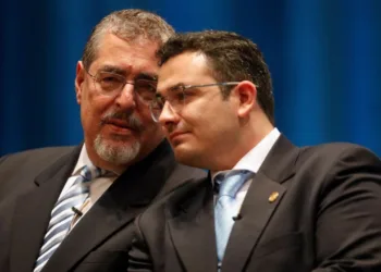 El presidente de Guatemala, Bernardo Arévalo, conversa con el diputado Samuel Pérez, contra quienes un abogado promovía una solicitud de antejuicio que fue rechazada por la Corte Suprema de Justicia de Guatemala (imagen tomada de Ricigt).