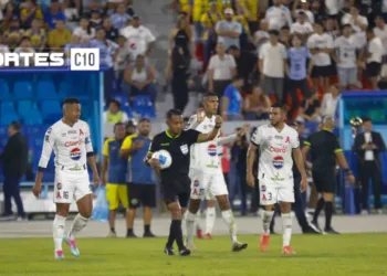 El árbitro y no el campeón acapara los reflectores de la final del fútbol salvadoreño