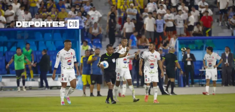 El árbitro y no el campeón acapara los reflectores de la final del fútbol salvadoreño