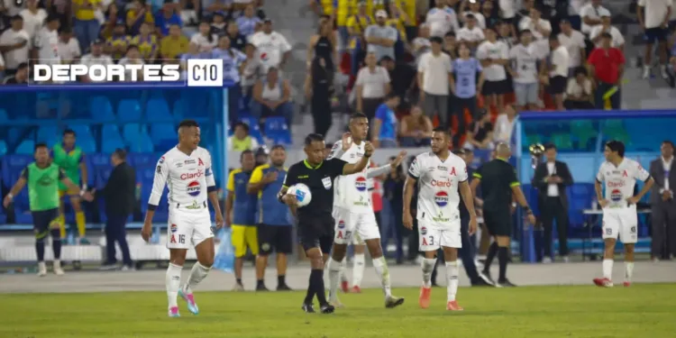 El árbitro y no el campeón acapara los reflectores de la final del fútbol salvadoreño