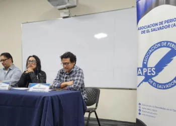 Asociación de Periodistas alerta sobre clima de “temor y persecución” en El Salvador y pide a autoridades cesar hostigamiento