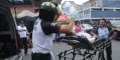 Una de las víctimas del ataque armado contra esposa de diputado Vitelio Lam, de Guatemala, es atendida por socorristas de Bomberos Voluntarios.