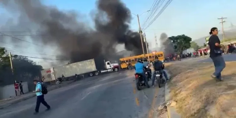 Tensión y enfrentamiento en Honduras: Protesta por ahorros termina en batalla campal