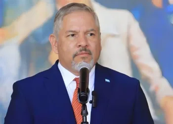 Enrique Reina renuncia como canciller de Honduras para unirse a fórmula presidencial de Libre