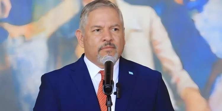Enrique Reina renuncia como canciller de Honduras para unirse a fórmula presidencial de Libre