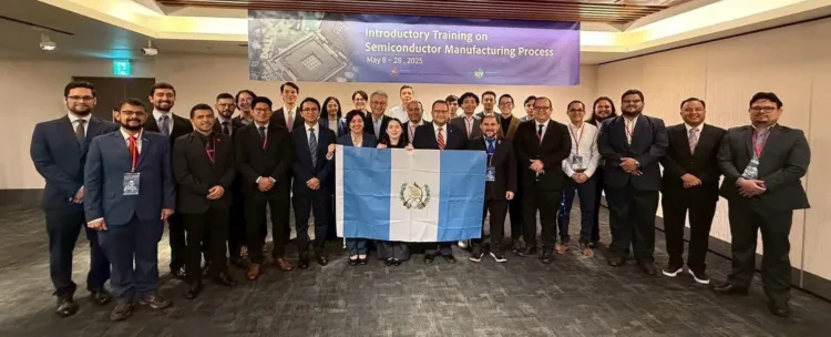 Guatemaltecos concluyen formación técnica en semiconductores en Taiwán