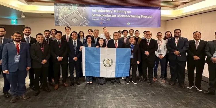 Guatemaltecos concluyen formación técnica en semiconductores en Taiwán