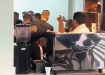 Violento enfrentamiento entre diputados paraliza sesión en el Congreso Nacional en Honduras