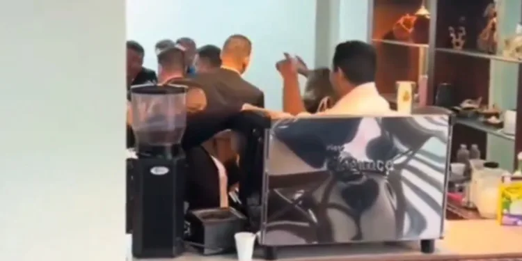 Violento enfrentamiento entre diputados paraliza sesión en el Congreso Nacional en Honduras