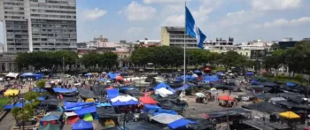 Gobierno de Guatemala oficializa aumento salarial a maestros en medio de una huelga sindical