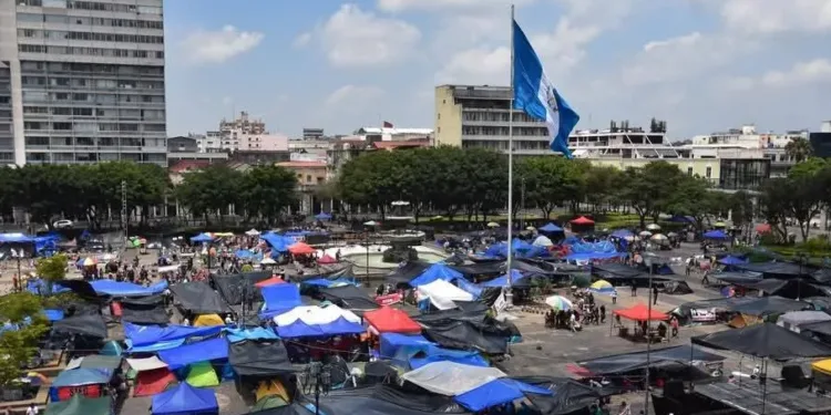 Gobierno de Guatemala oficializa aumento salarial a maestros en medio de una huelga sindical