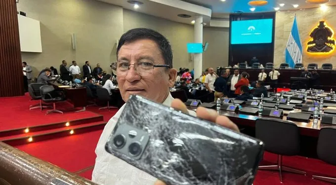 Diputado hondureño oficialista denuncia a su colega liberal por agresión tras zafarrancho en el Congreso Nacional