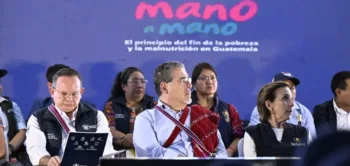 Arévalo celebra que comunidad ya no tiene casas con pisos de tierra en Guatemala