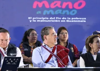 Arévalo celebra que comunidad ya no tiene casas con pisos de tierra en Guatemala