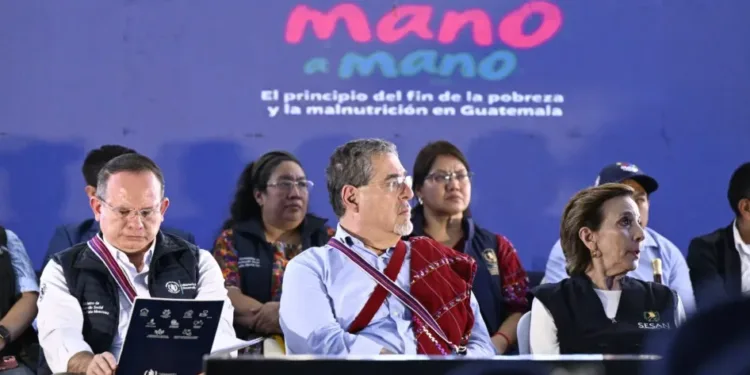 Arévalo celebra que comunidad ya no tiene casas con pisos de tierra en Guatemala