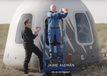 Empresario panameño Jaime Alemán completa viaje al espacio con Blue Origin 