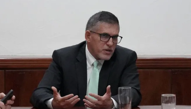 Capturan a exministro costarricense y a otros funcionarios por irregularidades en pista de aeropuerto de Liberia