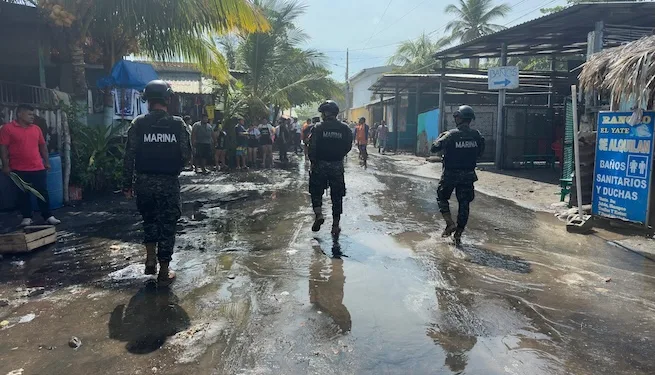 Fuerte oleaje en costa salvadoreña deja 50 personas heridos y comercios dañados