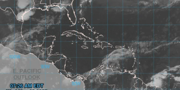 Primera onda tropical impactará Centroamérica con lluvias y tormentas esta semana
