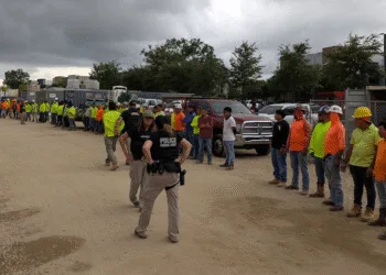 Migrantes centroamericanos son detenidos en redada migratoria mientras trabajaban en una construcción en Florida