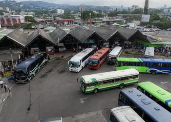 Gobierno de El Salvador paga más de $12 millones a transportistas y exige cumplimiento total del servicio