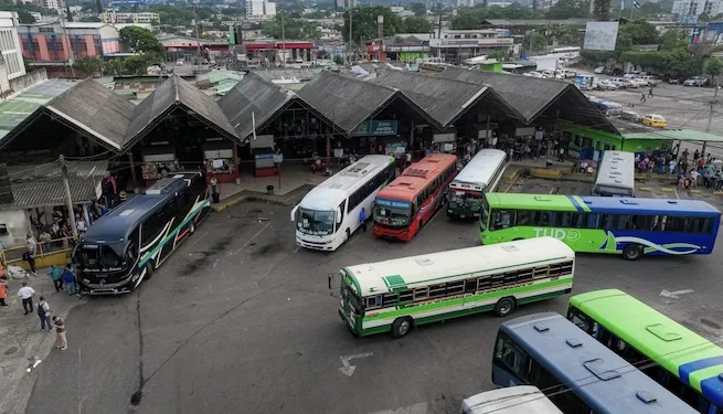 Gobierno de El Salvador paga más de $12 millones a transportistas y exige cumplimiento total del servicio