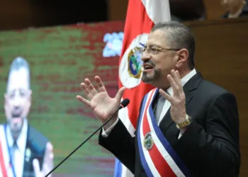 Presidente de Costa Rica confronta a los otros poderes del Estado en tenso informe ante la Asamblea Legislativa