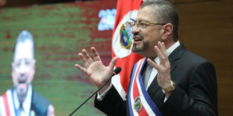 Presidente de Costa Rica confronta a los otros poderes del Estado en tenso informe ante la Asamblea Legislativa