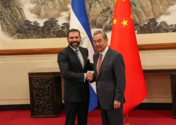 Laureano Ortega (izquierda), durante su visita a China, donde firmó, en nombre de la dictadura de Nicaragua, contratos por armamento.