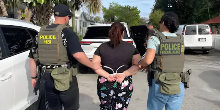 Hondureña multada con más de $1.8 millones por ignorar orden de deportación en EEUU