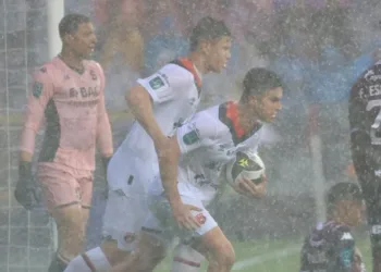Final dramática en La Cueva: Saprissa y Alajuelense empatan 3-3 en la ida en un partidazo bajo lluvia