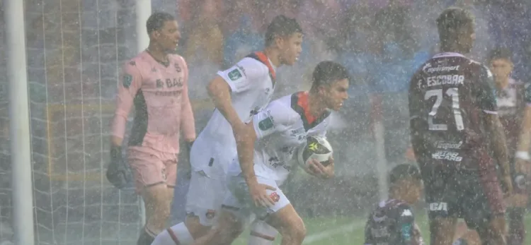Final dramática en La Cueva: Saprissa y Alajuelense empatan 3-3 en la ida en un partidazo bajo lluvia