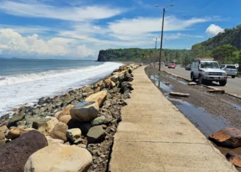 Oleaje alto en Pacífico de Costa Rica.