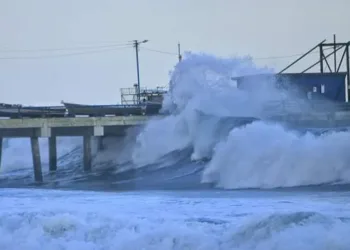 Protección Civil advierte que fuerte oleaje continuará en El Salvador