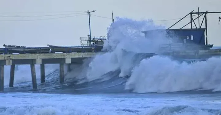 Protección Civil advierte que fuerte oleaje continuará en El Salvador