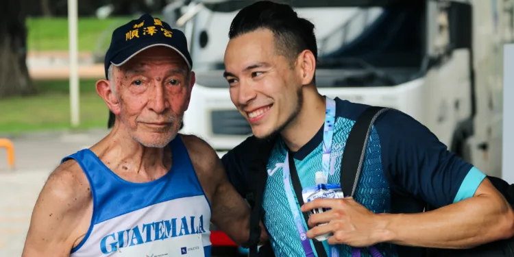 Abuelo guatemalteco de 90 años participa en carrera en Taiwán y se reencuentra con su nieto
