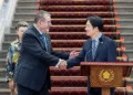 Los presidentes de Guatemala y Taiwán, Bernardo Arévalo y Lai Ching-te, se saludan en el Palacio Presidencial de Taipei durante la vistia del mandatario guatemalteco en junio pasado.