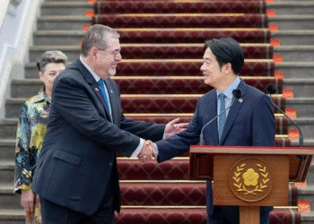 Los presidentes de Guatemala y Taiwán, Bernardo Arévalo y Lai Ching-te, se saludan en el Palacio Presidencial de Taipei durante la vistia del mandatario guatemalteco en junio pasado.