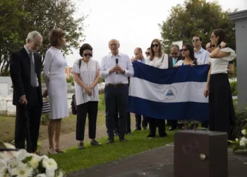 Familiares de la expresidenta nicaragüense Violeta Chamorro durante el funeral privado de este martes en San José, Costa Rica.