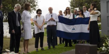 Familiares de la expresidenta nicaragüense Violeta Chamorro durante el funeral privado de este martes en San José, Costa Rica.