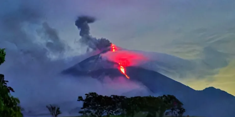 Erupción del Volcán de Fuego obliga a evacuar a casi 800 personas en Guatemala