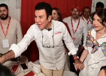 Candidato presidencial liberal calificó de “aberración” que la presidenta de Honduras asuma la Secretaría de Defensa