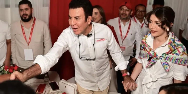 Candidato presidencial liberal calificó de “aberración” que la presidenta de Honduras asuma la Secretaría de Defensa