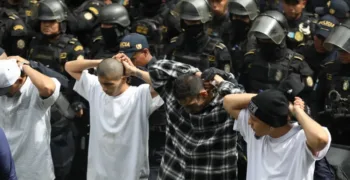 Policía guatemalteca incauta armas, televisores y videojuegos en requisa masiva a pandilleros del Barrio 18 en una prisión