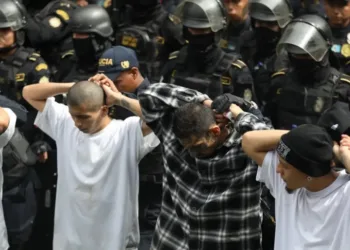 Policía guatemalteca incauta armas, televisores y videojuegos en requisa masiva a pandilleros del Barrio 18 en una prisión