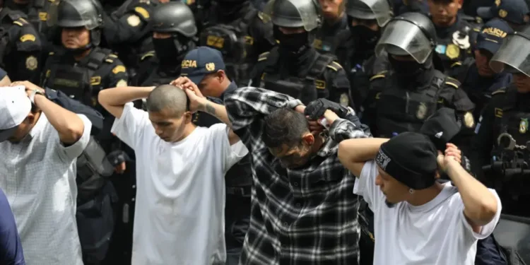 Policía guatemalteca incauta armas, televisores y videojuegos en requisa masiva a pandilleros del Barrio 18 en una prisión