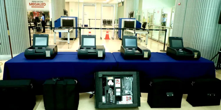 EEUU dona detectores de explosivos a El Salvador para reforzar seguridad aérea