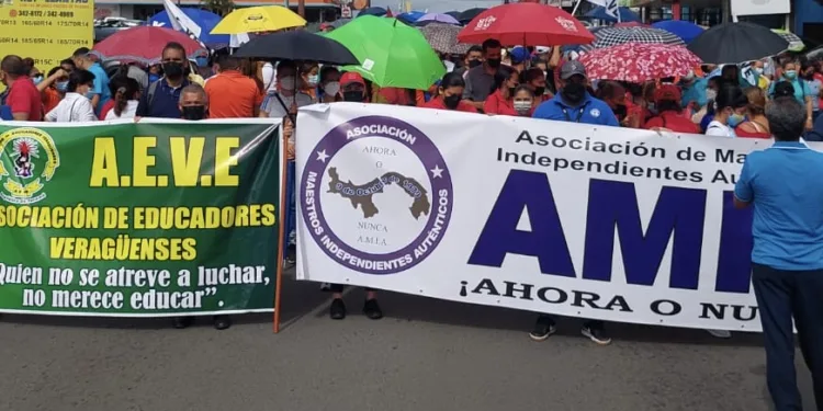 Contraloría de Panamá anuncia suspensión de salario a más de 15 mil docentes en paro